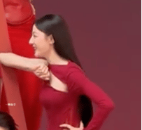 迪丽热巴变脸挑眉迪丽热巴谈笑风生后的变脸挑眉永远要被这个女人给迷死[苦涩][苦涩