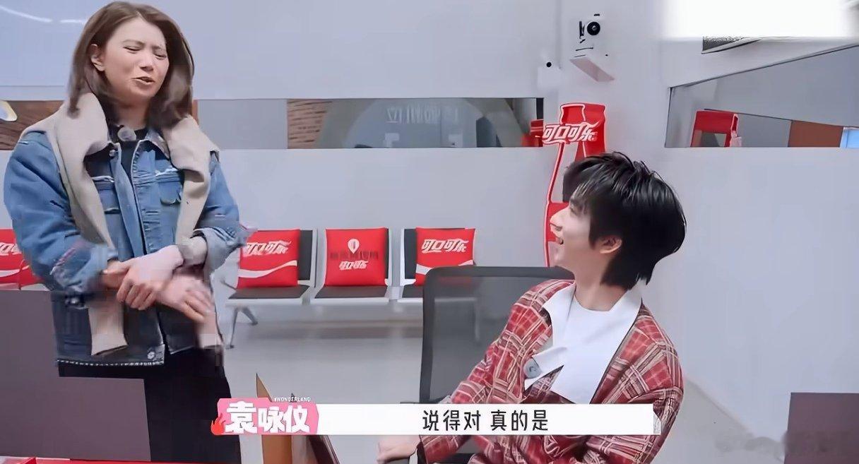 贺峻霖的嘴节目组也招架不住 桃花坞这段我来回刷了八遍，贺峻霖拿着纸板支架侃侃而谈
