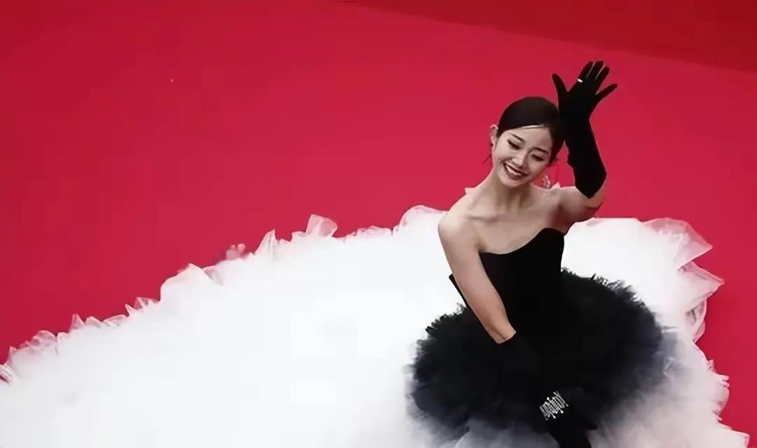 著名音乐人三宝的老婆也去走戛纳红毯…，大家懵了，她是谁？有啥作品？

咳咳，三宝