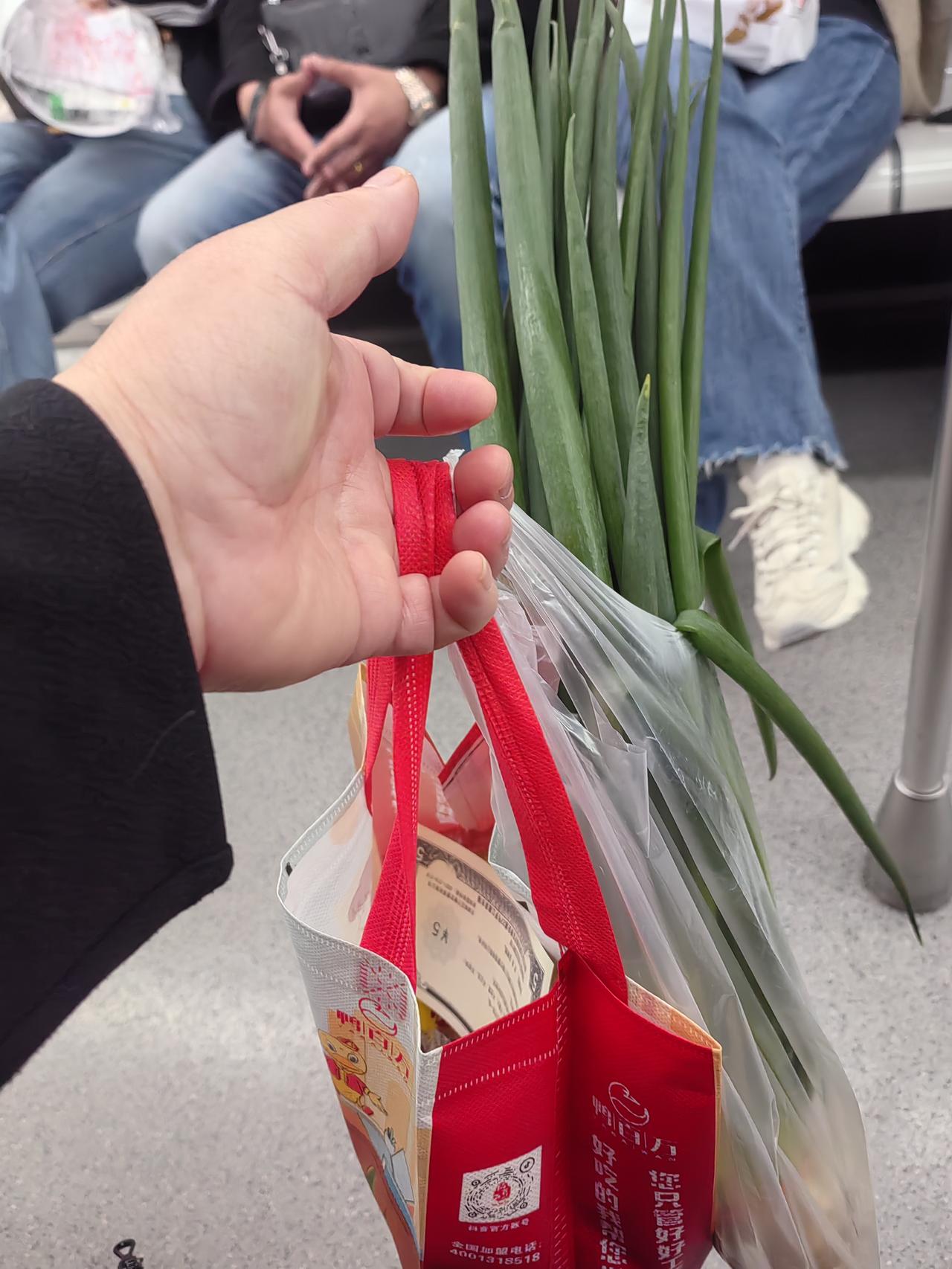 忙活一天，没闲着。
     路过菜市场，给自己买半只烤鸭，一把小葱。今晚自己吃