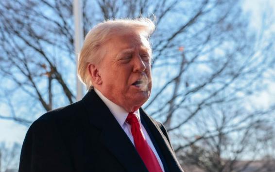 加拿大总理卡尼的专机刚在北京落地，特朗普就送了一个“神助攻”，直接断了加拿大的退