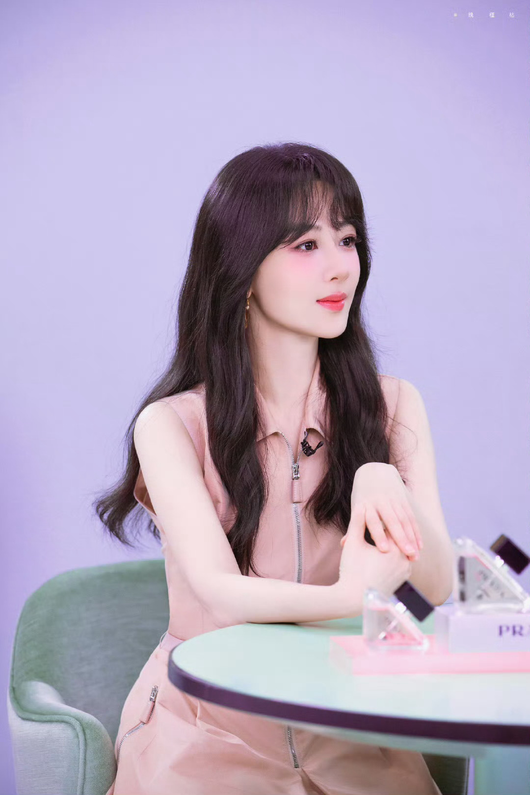 #杨紫[超话]#[太阳]#杨紫读情话起鸡皮疙瘩# | #杨紫粉色无袖连衣裙# ?