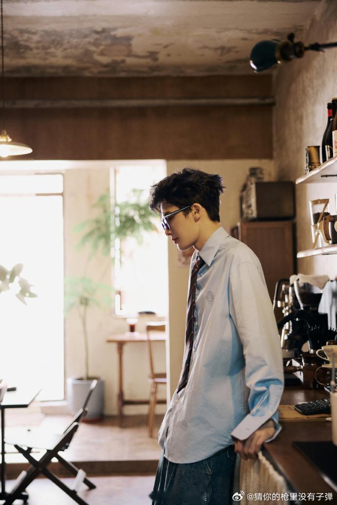 #朱正廷青春校园剧男主#朱正廷在写真签售会上积极营业，面带微笑的样子太帅了，状态