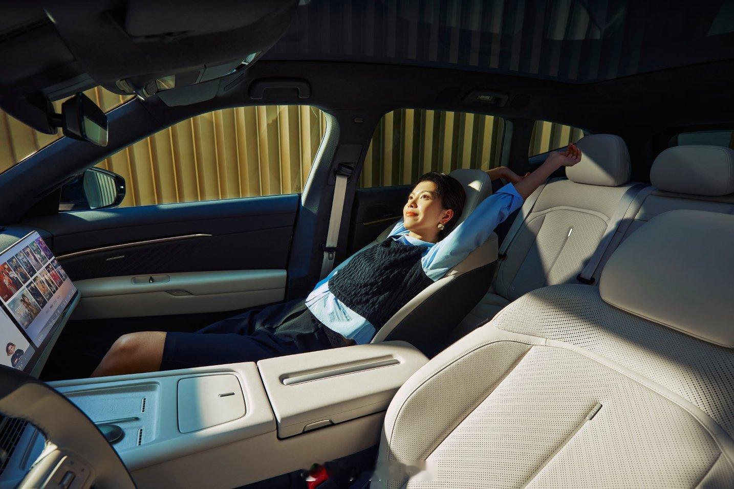 与众08是金标大众首款旗舰产品，定位“首款全时互联全尺寸纯电SUV”，专为中国年