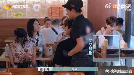 张予曦[超话]张予曦你这是饭前吃还是饭后吃 张予曦下班吃麻辣烫，大碗里就香菜+茼