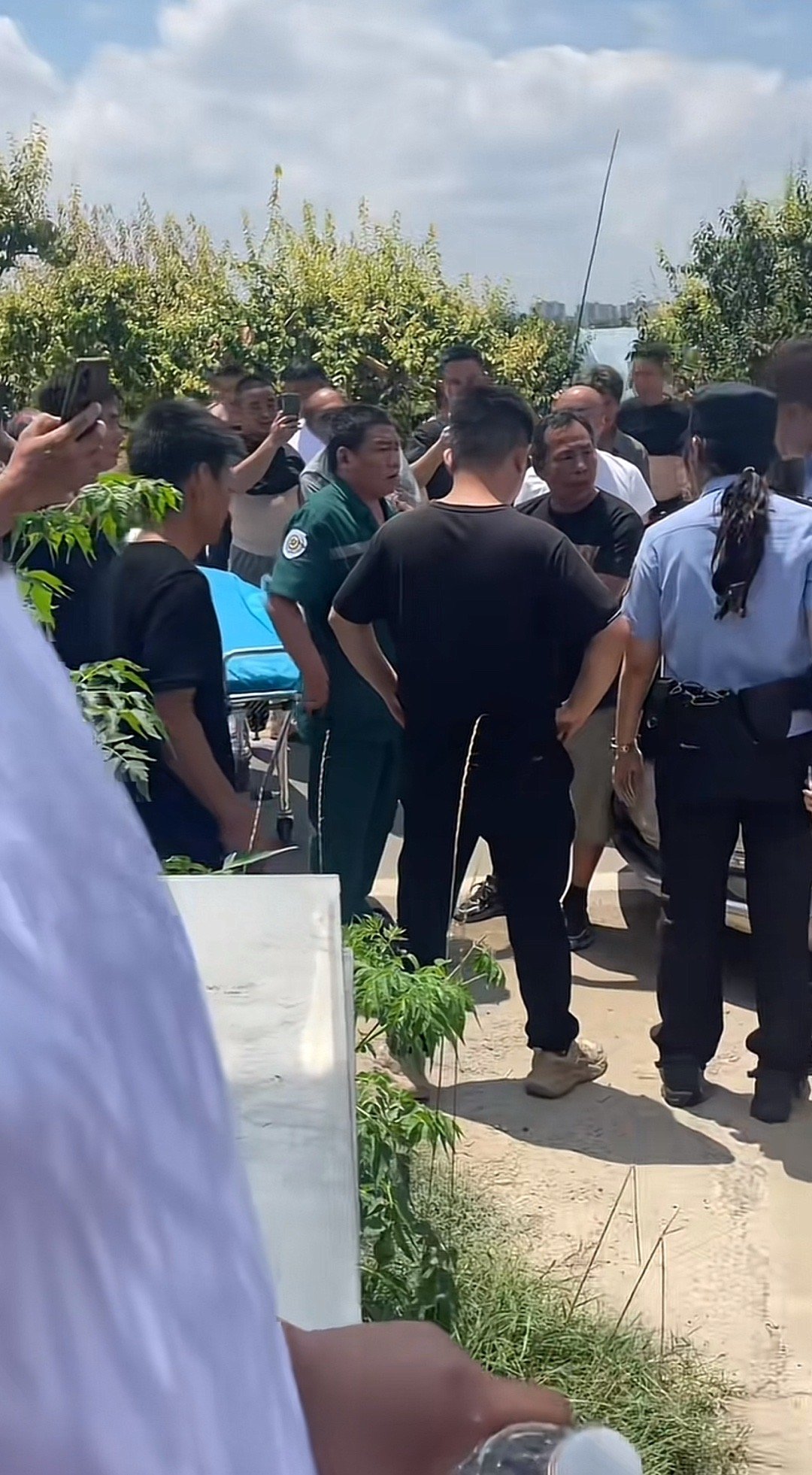 菏泽近期发生一起彩礼纠纷据说结婚当天新娘临时要加彩礼，不加就不下车，新郎家一下拿