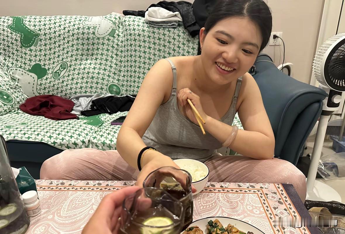 在我记忆深处，我有一女同学就是这种笑容，她的笑容己溶进我脊髓血液相伴，忘不了，那