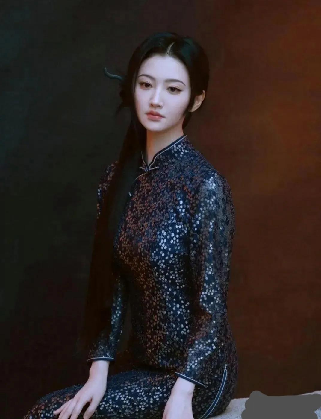 景甜身穿深蓝色碎花旗袍，不仅勾勒出她曼妙的身姿，更映衬出她独特的气质。