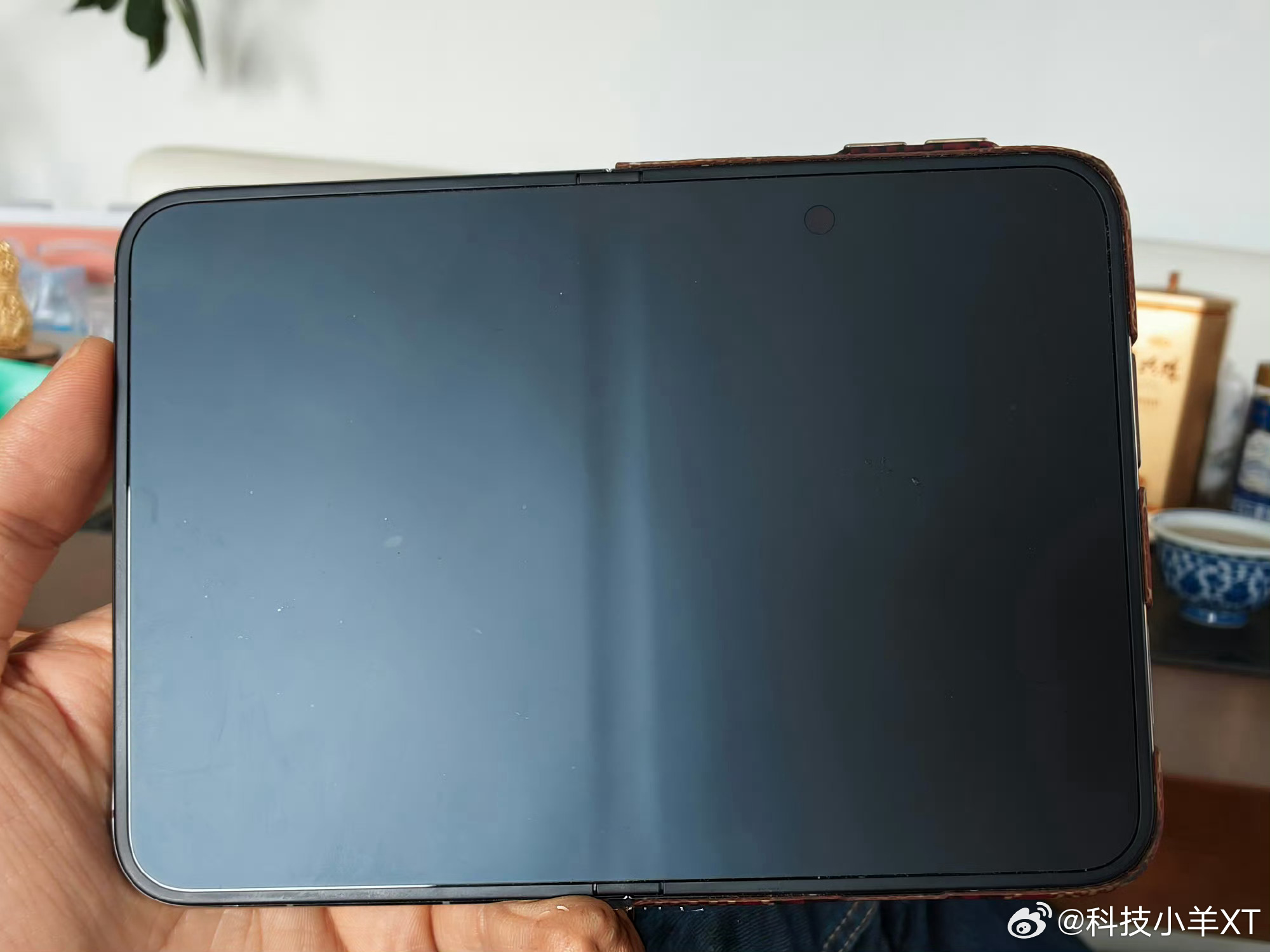 大V晒iPhone Duo使用一周的折痕表现图2是钟文泽职业生涯永远的污点拿着苹