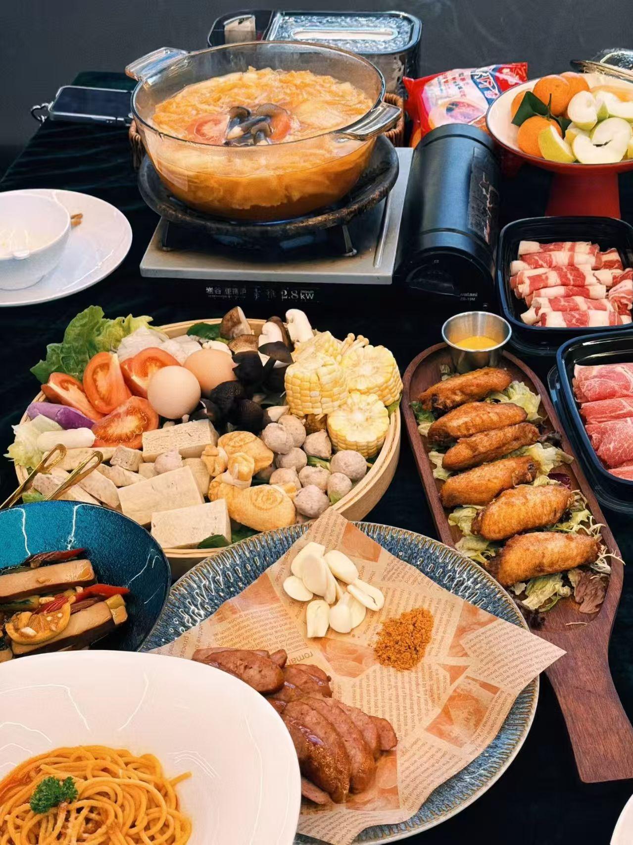 这桌色相味俱全的火锅料太丰盛了，吃得好满足！