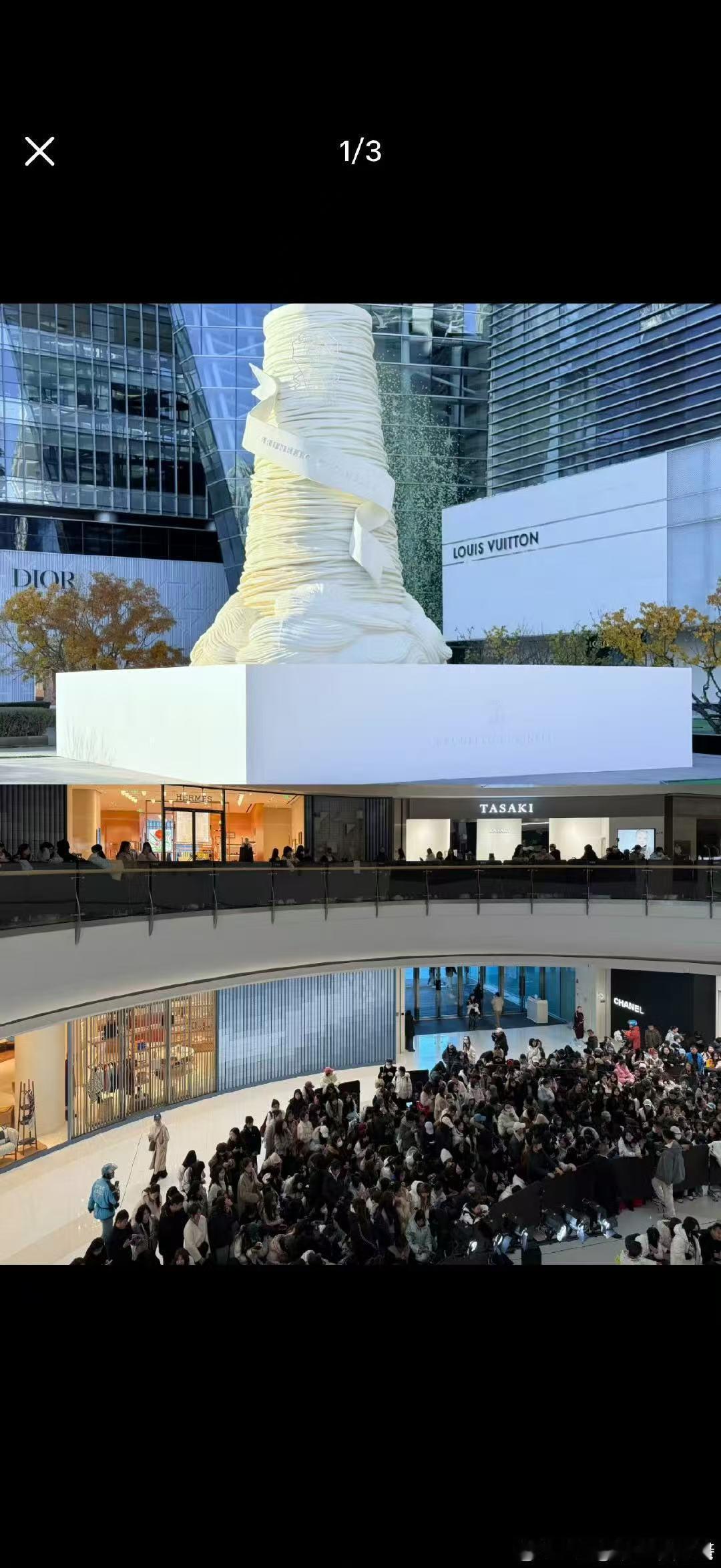 张凌赫线下活动人气爆棚 ​​​张凌赫这个人气太牛了，下午的活动上午就已经水泄不通