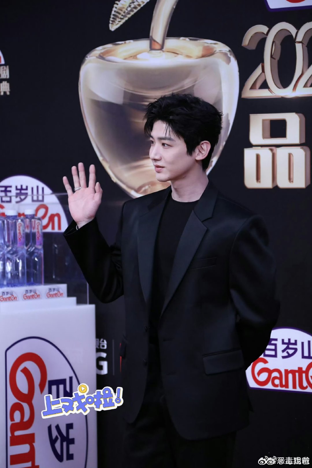 白敬亭看镜头笑那一下白敬亭allblack梦回桑延白敬亭 