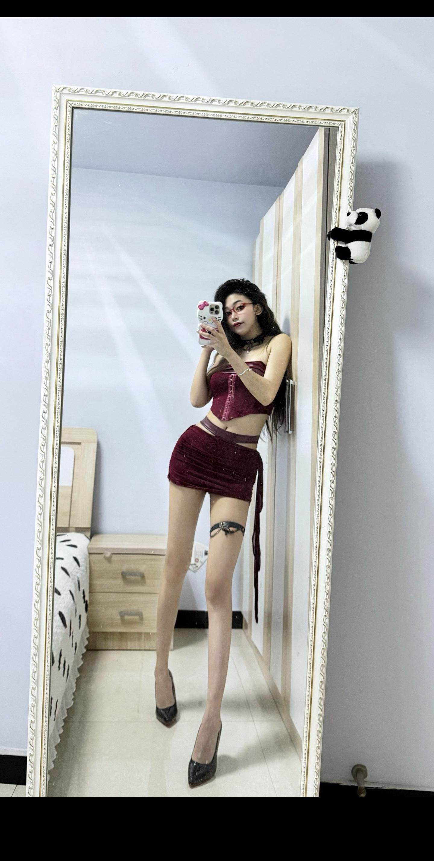 谁想和你肩并肩 你只配看姐的脚尖