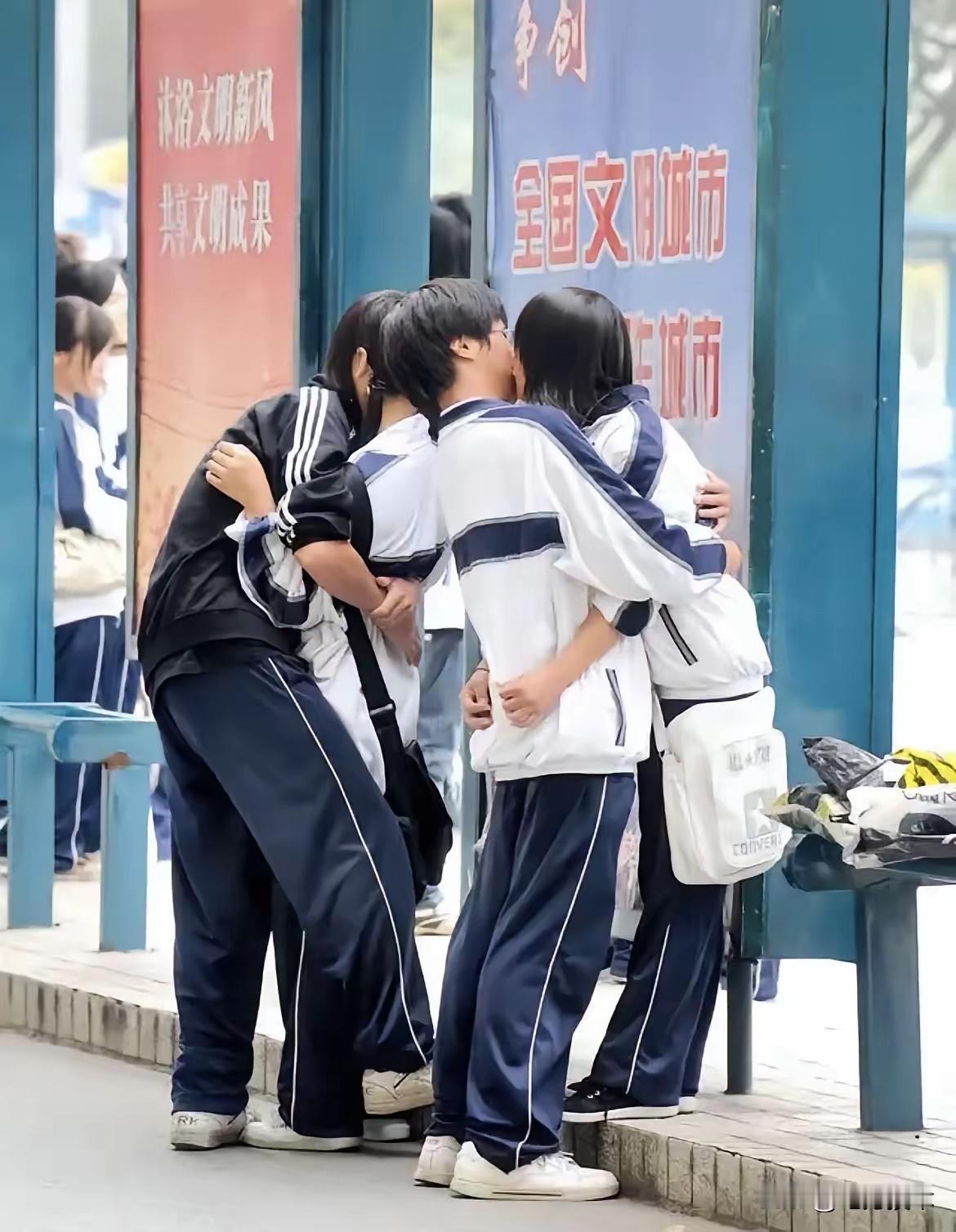 假如你是这几个孩子的家长或者老师
你第一反应会是怎么做呢
相信大部分家长会暴躁如