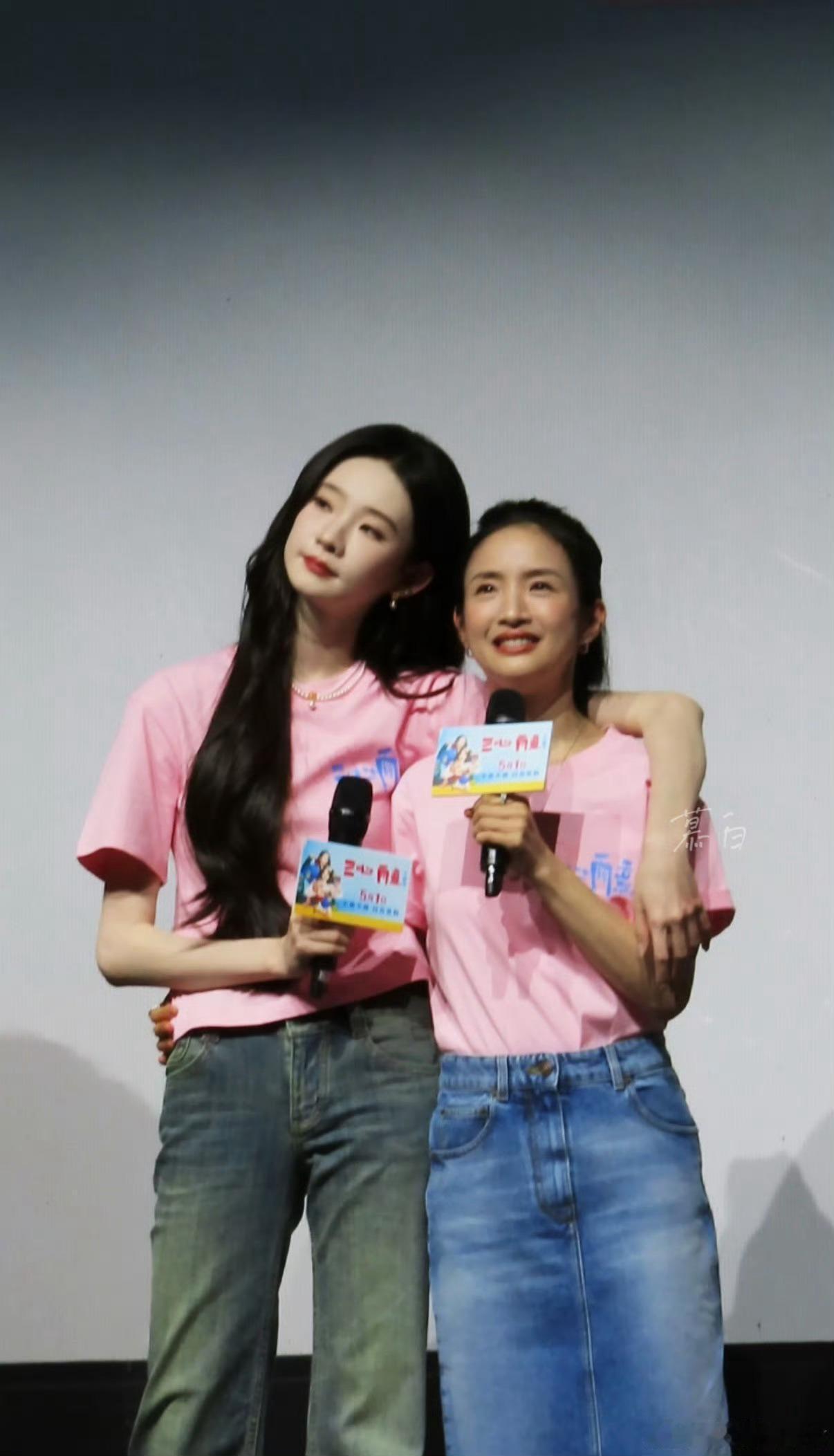 张艺凡公主抱林依晨张艺凡林依晨复刻公主抱张艺凡现场公主抱林依晨，女友力直接拉满，