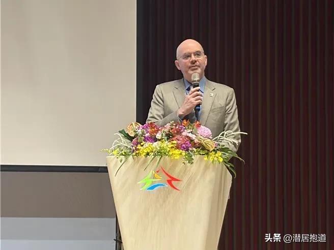 谷立言这个美国的武器推销员又鼓吹台湾要成为无人机“蜂巢”，这嘴皮子真是绝了，前脚