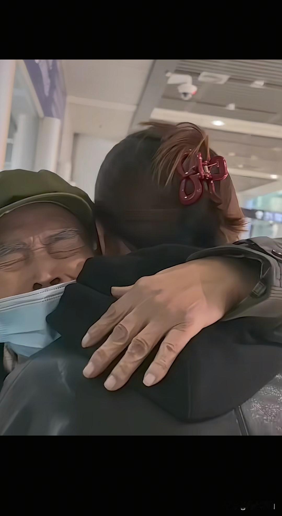 眼泪绷不住了！近日陕西咸阳，一位88岁的爷爷和家人一起到机场接好久不见的孙女，然