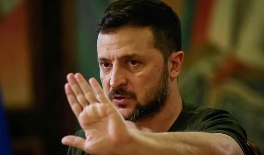 泽连斯基确实没跑没跪没投降，但事实上，他对乌克兰造成的伤害，远大于任何人。如果2