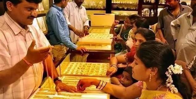 印度想把自己存在美国的黄金运回家，美国不让。可另一边，中国却用聪明的办法，把黄金