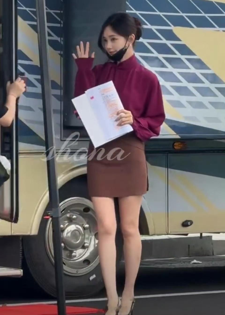 李一桐美人余妆造 李一桐在国庆节的今日份路透来了，职业装造型的李一桐，看起来很是