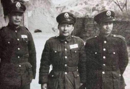1936年，税警总团长黄杰请张佛千给他帮忙，说：“我的六个团，有两个团长不大服管