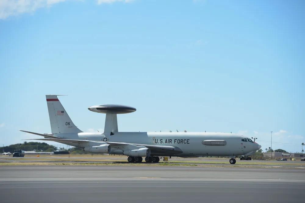 1月11日，一架来自廷克空军基地的E-3哨兵机在夏威夷珍珠港希卡姆联合基地航线等