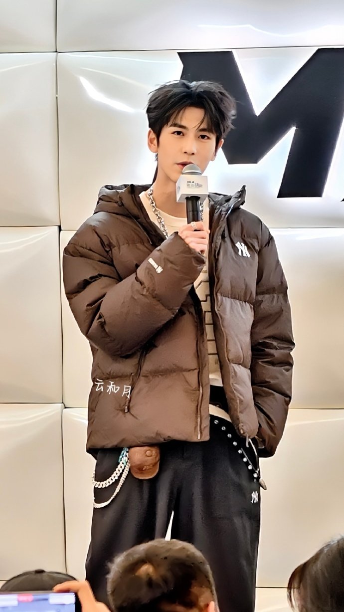 张凌赫热力开场，共叙冬日的生动与张力，谁懂今天穿着羽绒服满分清爽男大感的凌赫的魅