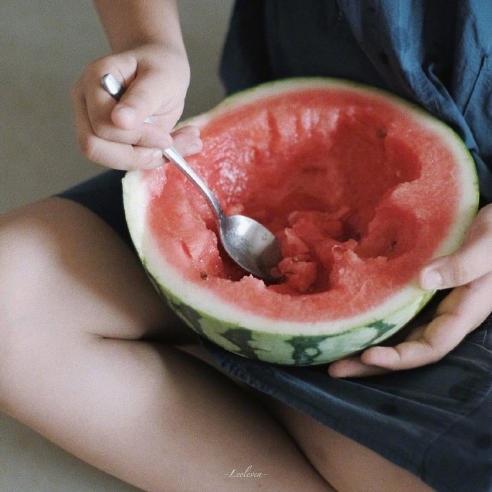 关于夏天，希望美好的日子过得慢一些夏天属于散文和柠檬，属于裸露和慵懒。——德里克