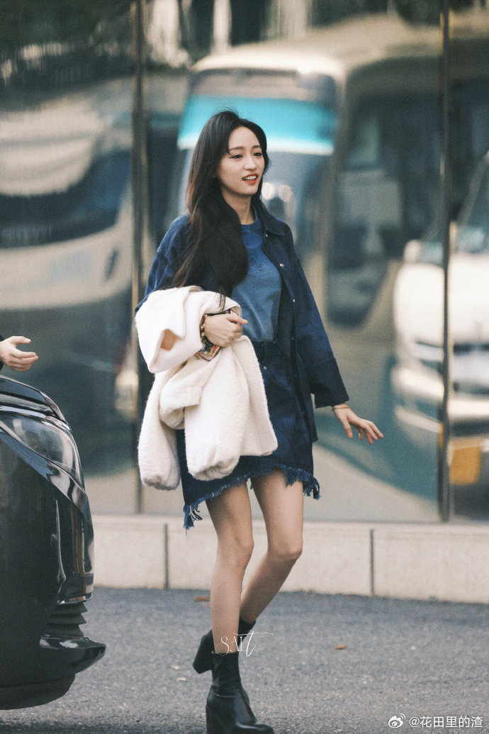 黄婷婷解约后的首个综艺 哇，黄婷婷解约后首个综艺路透照，她笑容甜美，状态绝佳，这