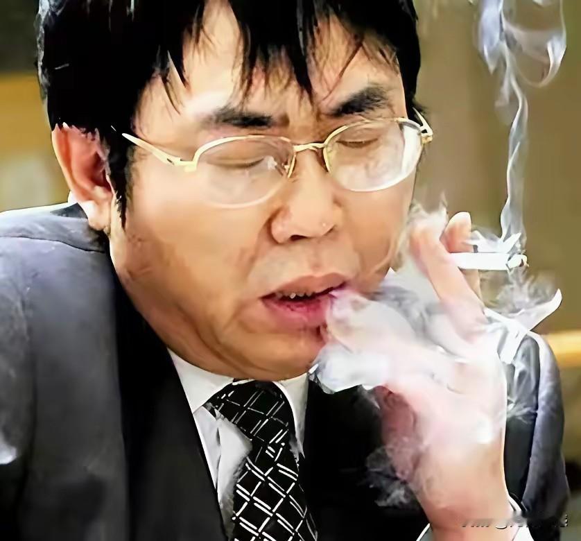 聂卫平先生下围棋时，是非常费脑力的，人在动脑筋的时候，有时候就离不开烟，据说他抽