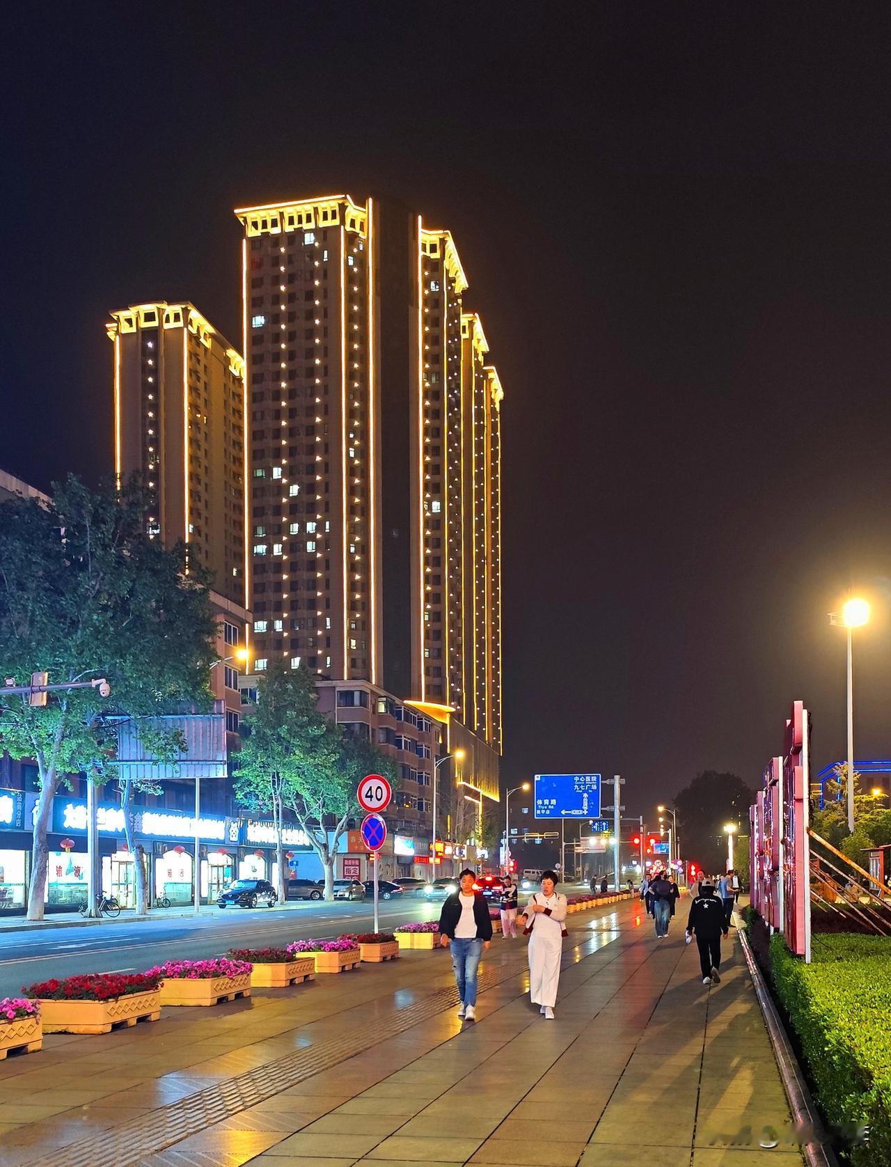 夜色辽南莲城——大连普兰店。
普兰店区隶属于大连市，位于大连市北部，与瓦房店市和