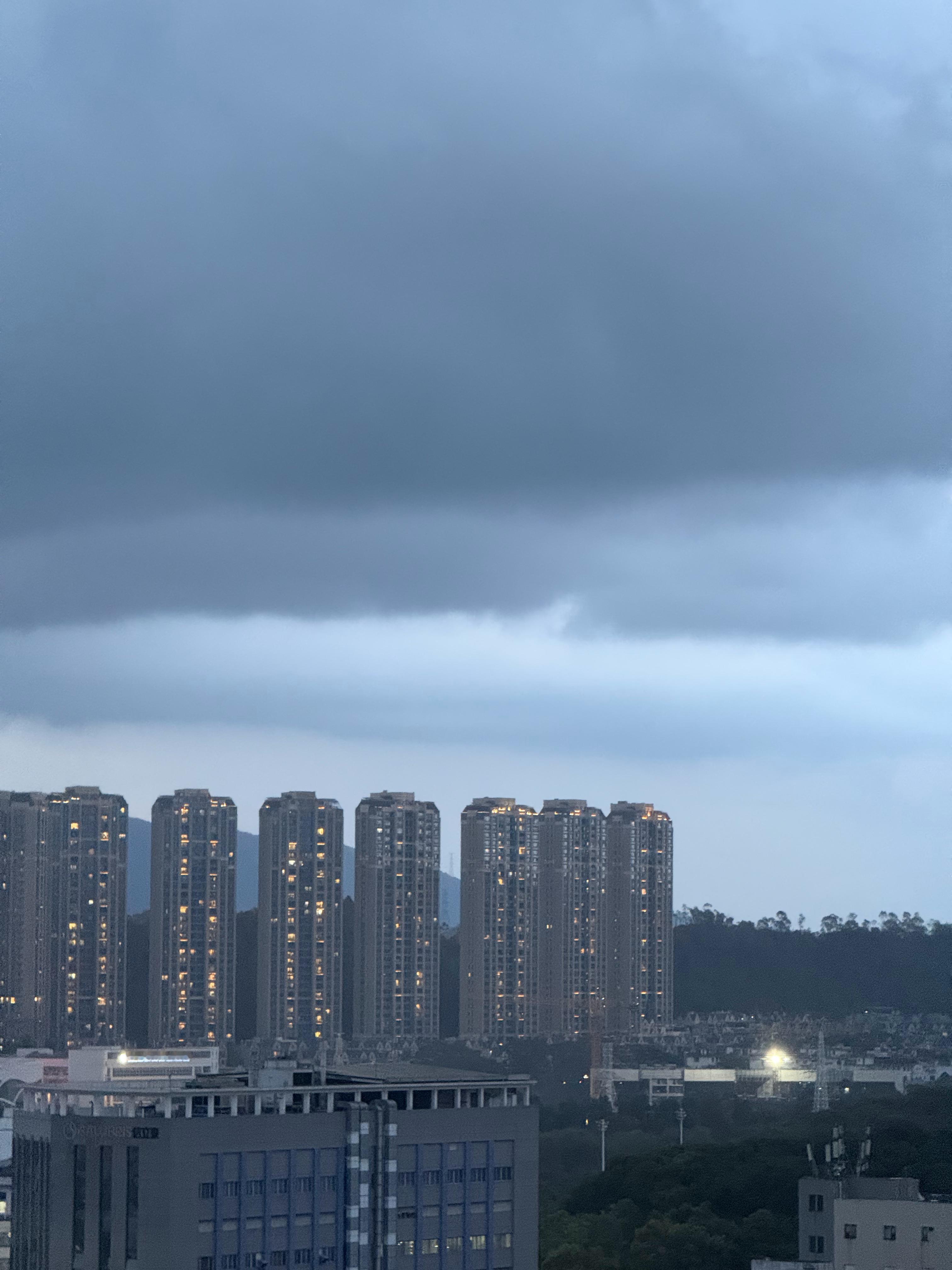 暴雨暴雨小心暴雨暴雨 昨天下了一晚上雨未来一周深圳貌似好像都是暴雨🥲下周去冲绳