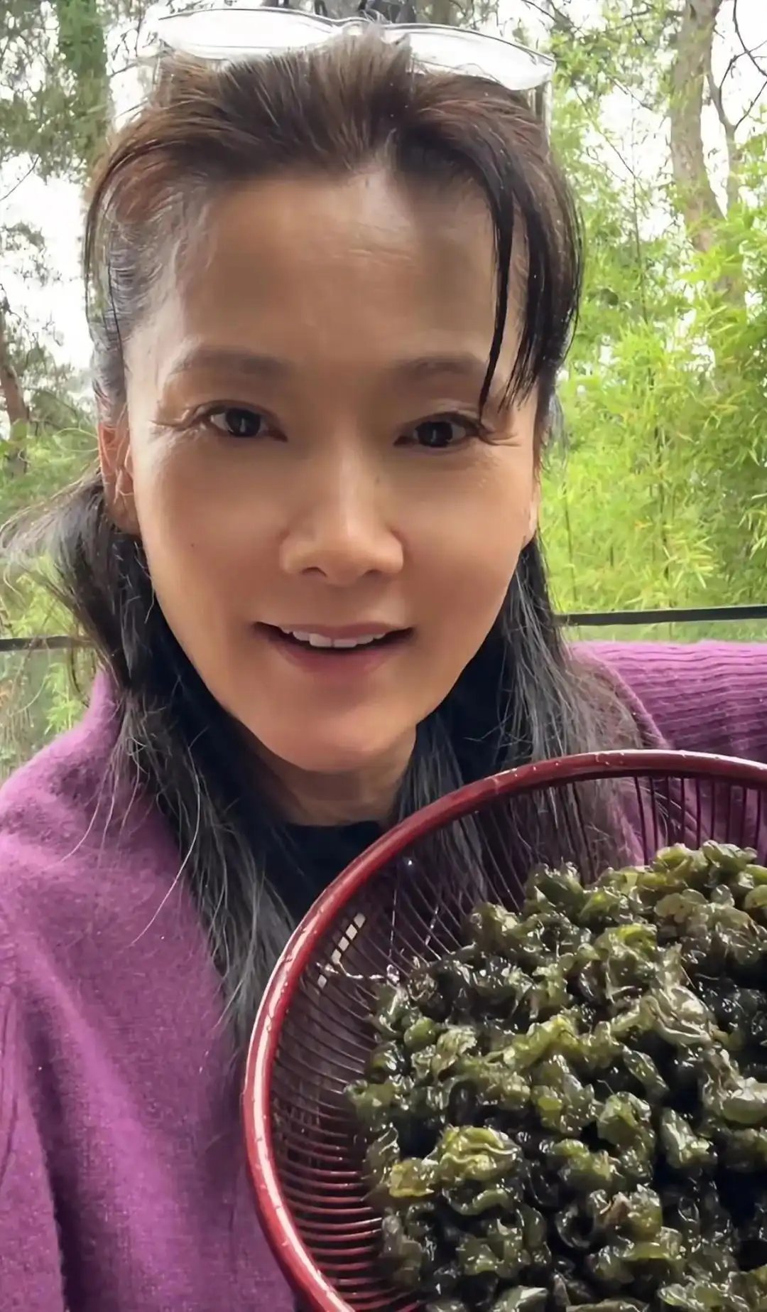何赛飞太接地气了！上山挖野菜蹲地扒一筐地皮菜，聊起小时候没饭吃，跟鸡蛋一块炒看着