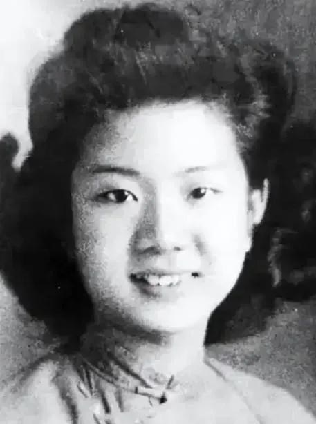 导读
在那个动荡不安的年代，刘惜芬不仅是个护士，更是一位无畏的地下情报员。她的故