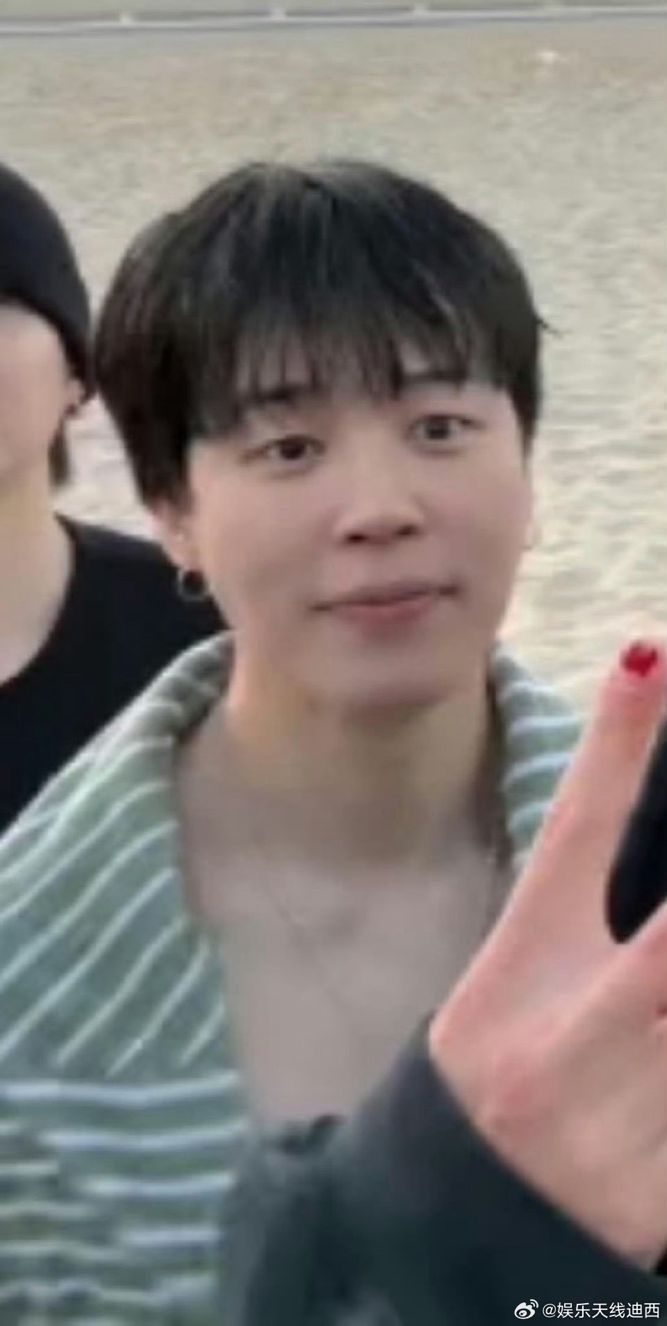 BTS直播 在夹缝里和大家打招呼的可爱jimin尼而且还有腹肌[期待]kiss 