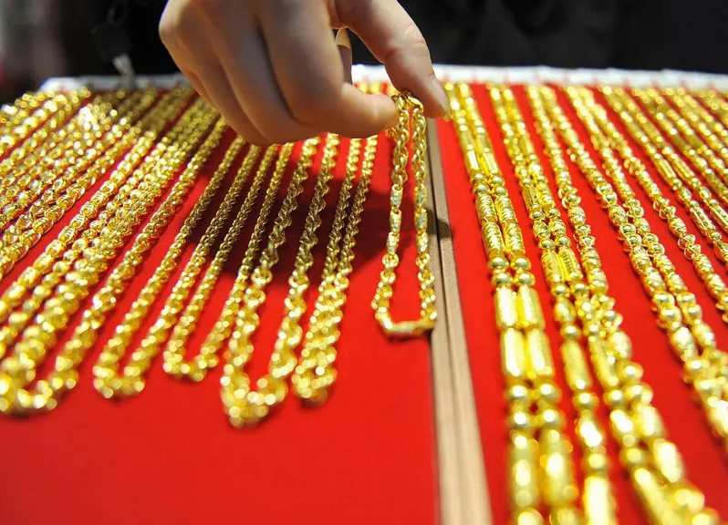 【春节金价站上5100美元 地缘风险催化“硬通货”避险属性】2月20日晚间，国际