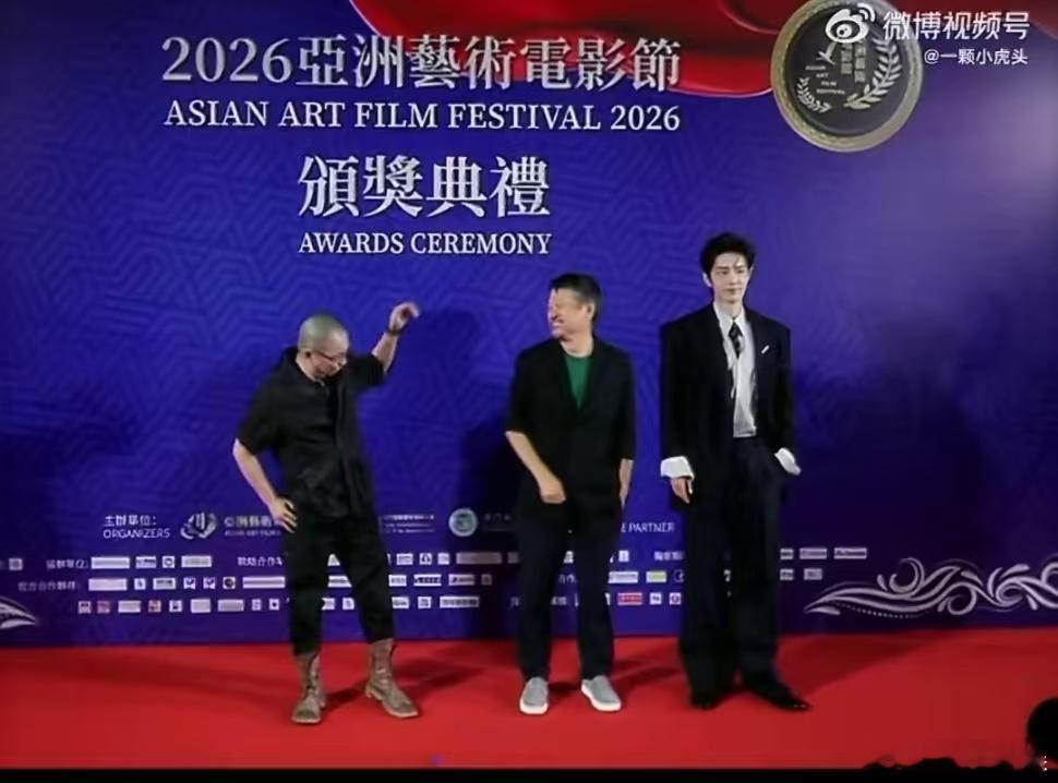 肖战带着孔笙兰晓龙两个小朋友走红毯孔笙兰晓龙在肖战旁边打闹孔笙导演和兰晓龙在肖战