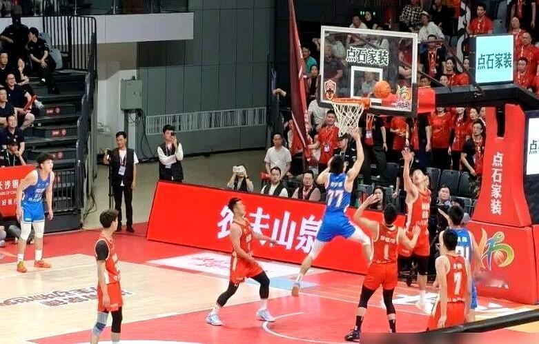 湖南篮球圈，现在都盯着株洲队。

七连胜，场场大胜，连长沙队都给干趴下了。这势头