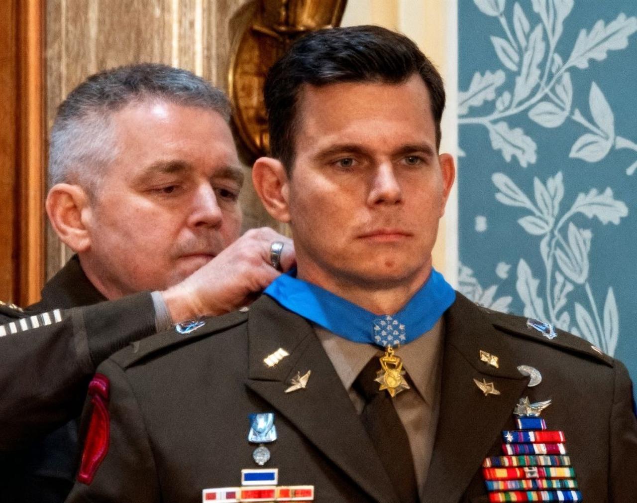 特朗普今天的国情咨文中授予一名将士军事最高荣誉：荣誉勋章，并详细描述了委内瑞拉抓