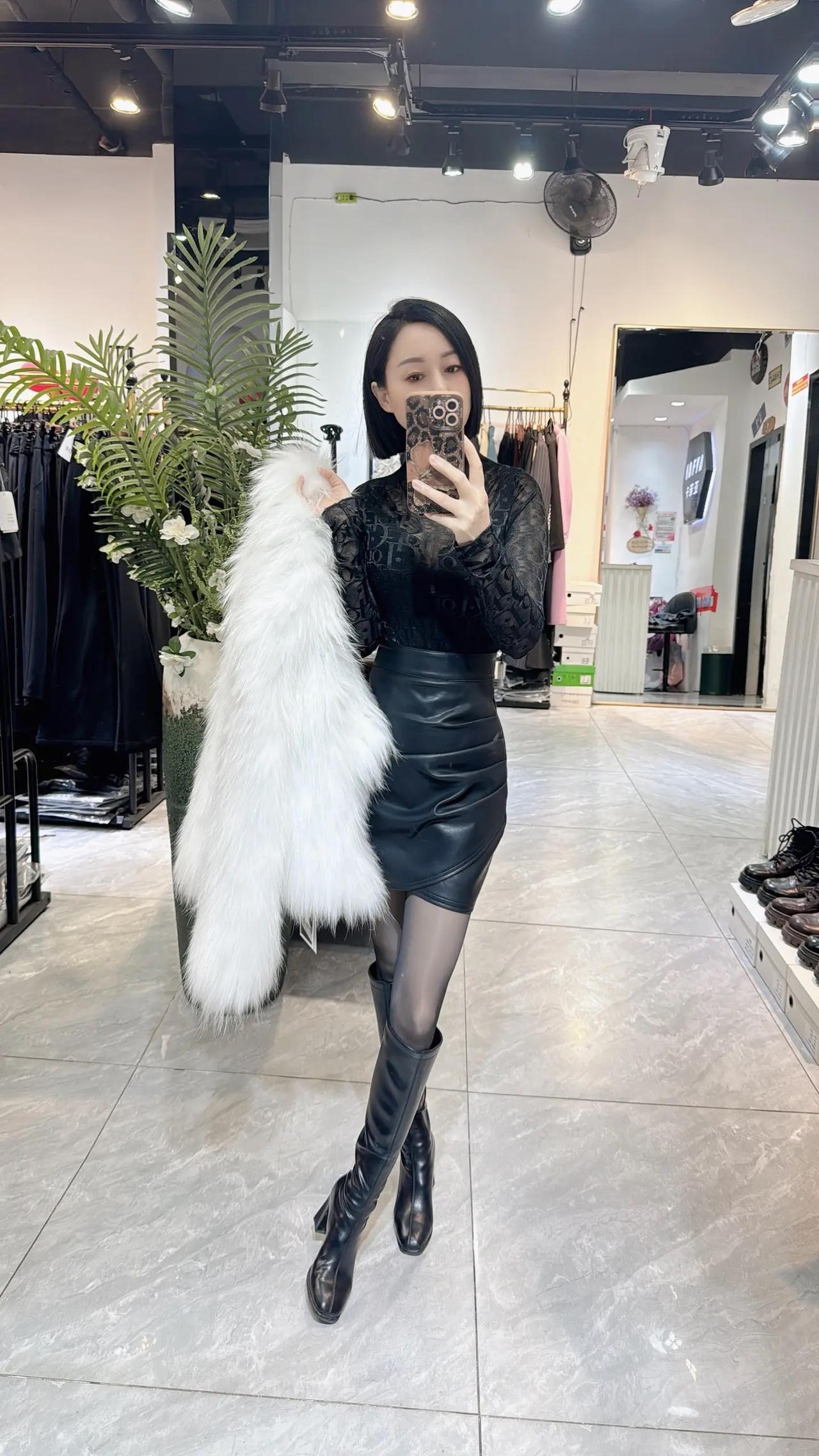 冬日穿搭指南：毛茸茸外套+黑色短裙+高筒靴，时尚又保暖！🌟👗👢