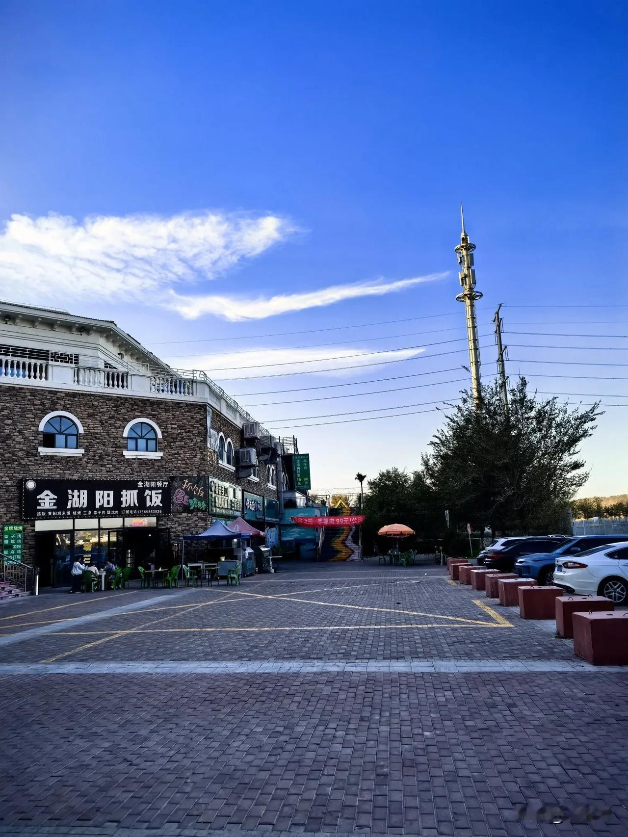 天气渐凉，乌鲁木齐白鸟湖奥特莱斯夜市也变得萧条，这是晚上快八点了，游客寥寥。 #