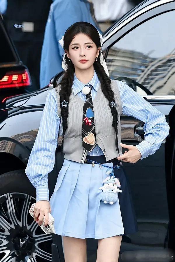 这下半身，前面看是裙子，后面是短裤 