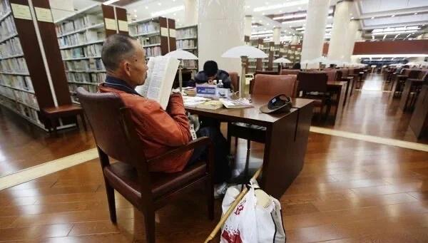 杭图容得下流浪汉 重庆轻轨容得下背篓
网上看到消息，有市民投诉杭州图书馆内有流浪