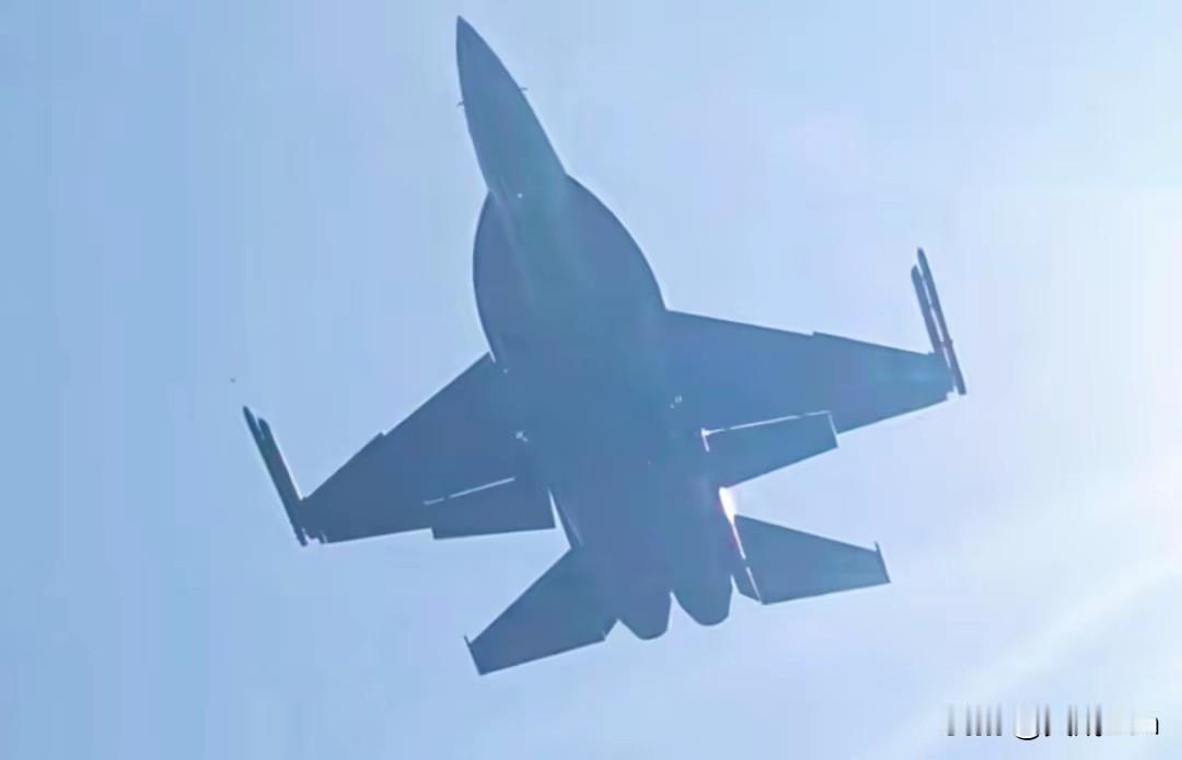 洪都小黄蜂，试飞加紧，看来赶得上076型四川舰的节奏了。