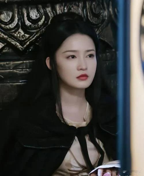 李沁的脸比较寡淡，就像一道菜看着很漂亮但是没放调料的那种感觉，也就是很美，但没什