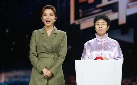 49岁未婚的蒙曼，被朱迅追问想嫁谁，答案笑翻全场却藏着通透人生

北大才女蒙曼4