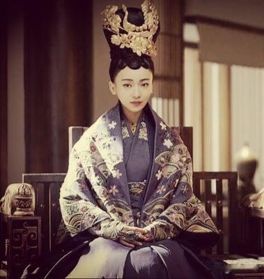 她陪着丈夫从落魄藩王逆袭登基，稳居后位十余年，盛宠不衰、品行无亏。却输在儿女教育