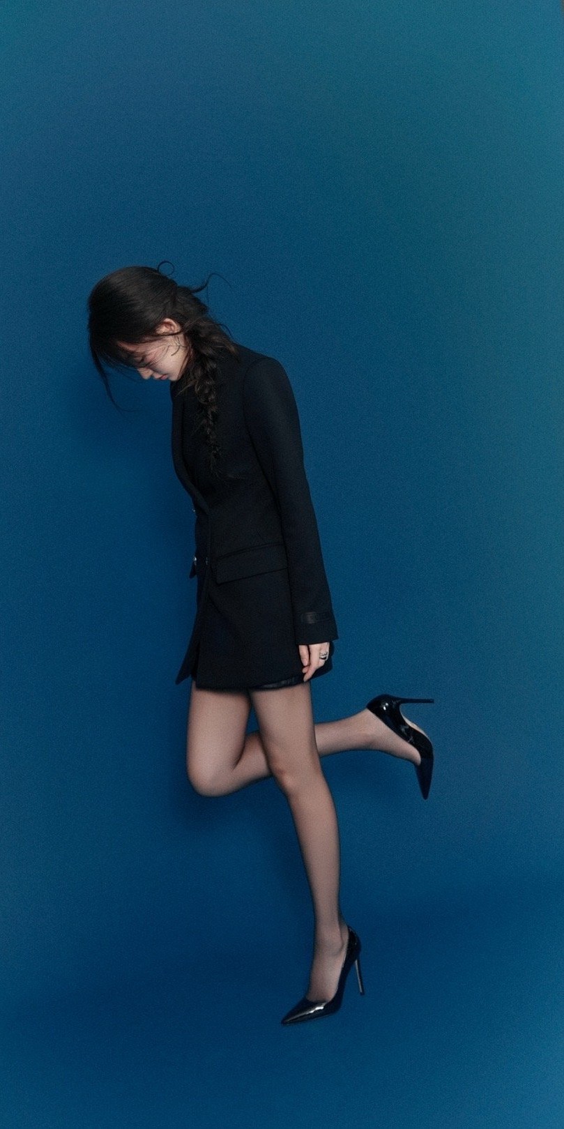 周依然，西装丝袜妆造大长腿。周依然