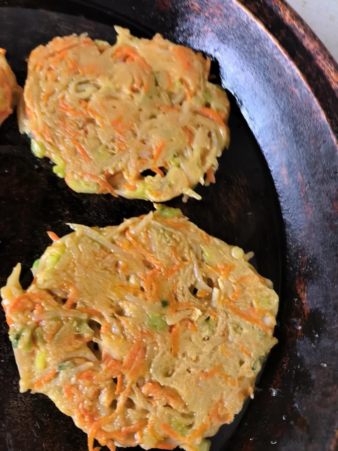 早餐想省事儿，可以做几个菜饼，连馍带菜都有了，只需再熬上一个粥就好。

食材配料