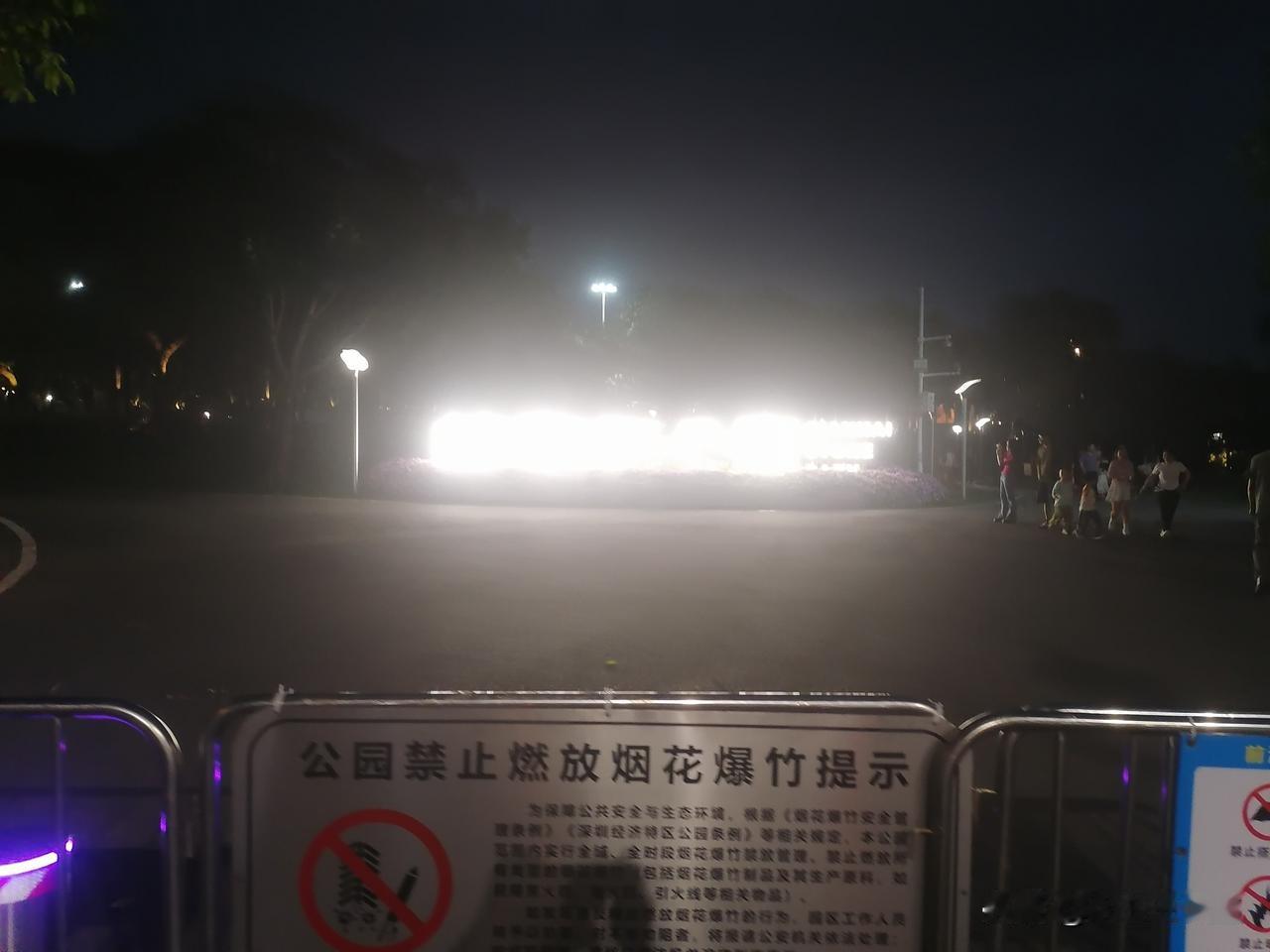 吃过晚饭，人们陆陆续续三三两两出来江边散步乘凉。
